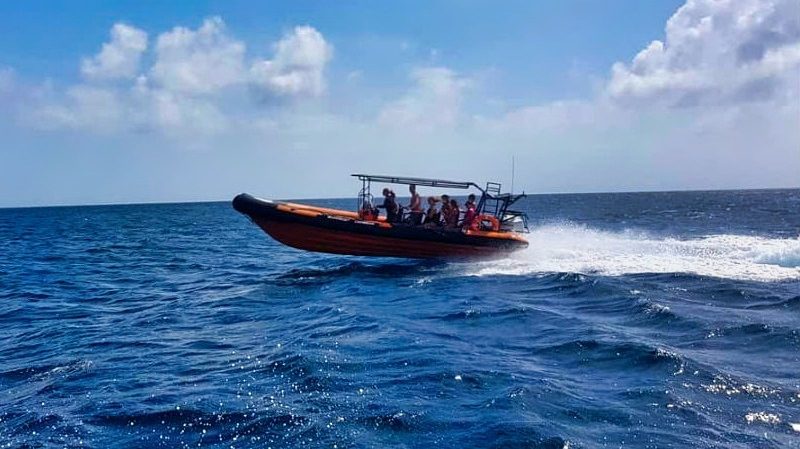 Powerboat onderweg Klein Curacao 800x450 1