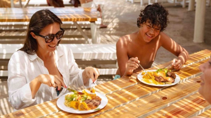 klein curacao beachhouse lunch 800x450 1